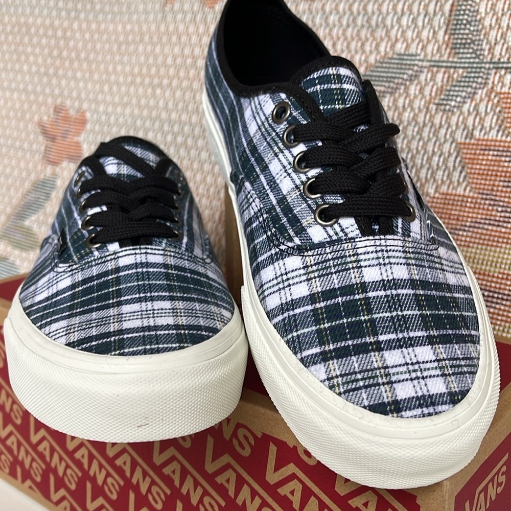 Vans Men’s Authentic
Grunge Plaid Multi
VN0009PVBMB
Sneakers - Picture 8 of 16